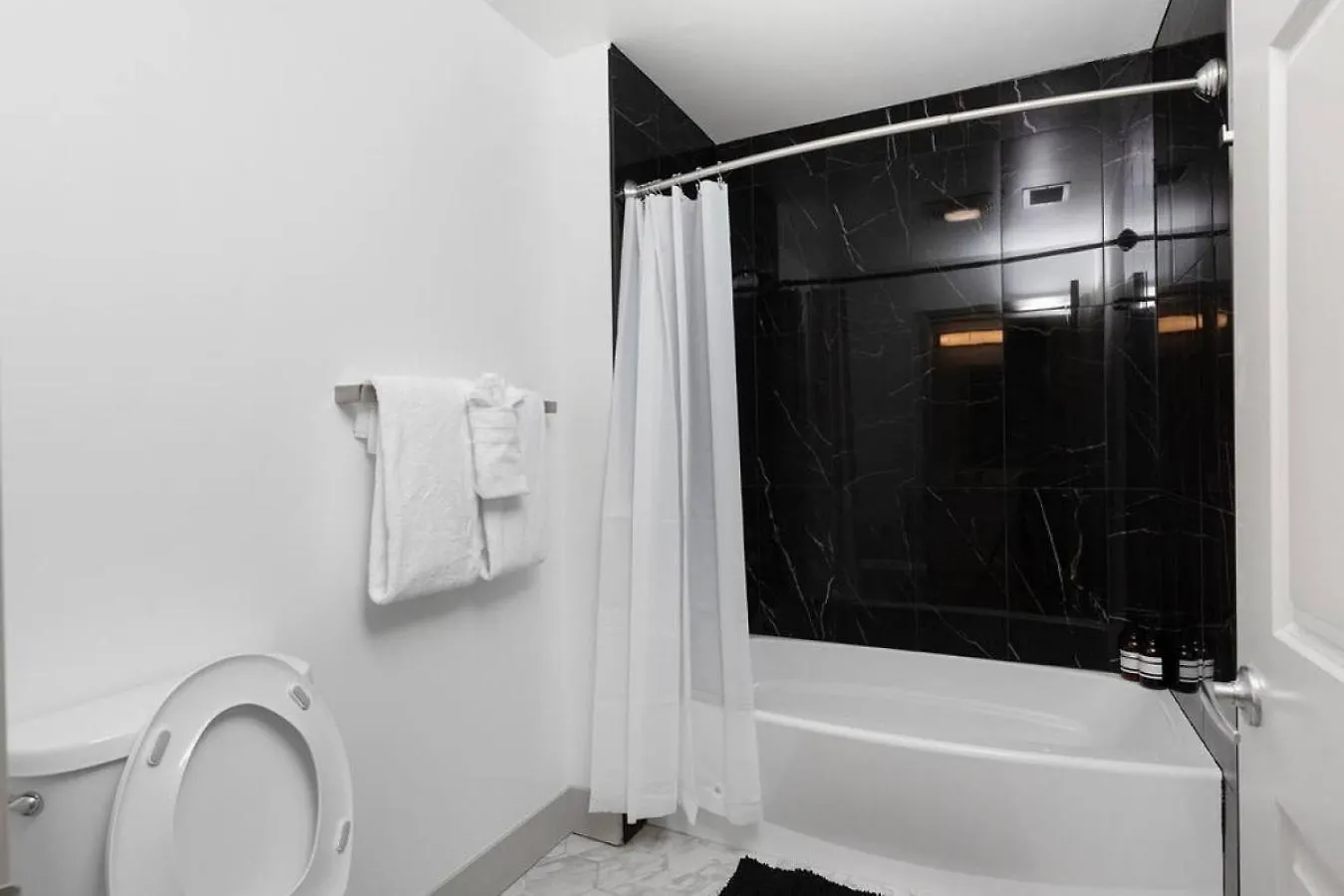 公寓 The Tar Heel - Stylish 4Br With City Views - Free Parking - Gym 夏洛特
